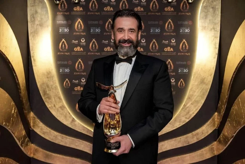 كريم عبد العزيز يتراجع أمام تامر حسني