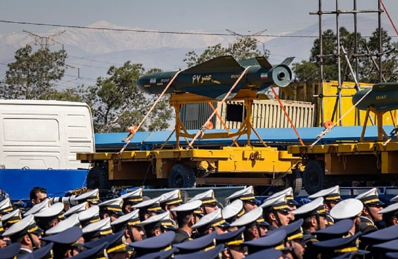 إيران تهدد باستهداف جميع القواعد الأمريكية في حال فرض الحرب عليها