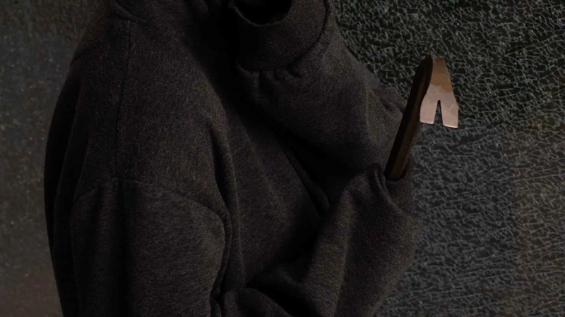 رعب داخل مسجد في فرنسا.. امرأة تهاجم المصلين بسيخ حديدي