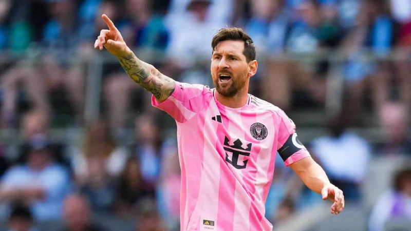 هل يكون ميسي بديلا لرياض محرز في الأهلي السعودي؟