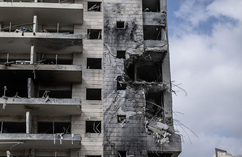 إعلام عبري: صاروخ إيراني انفجر مباشرة بين ملجأين في بيتاح تكفا بوسط إسرائيل