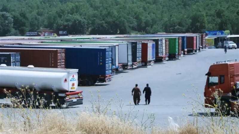 بسبب شحة غذائية نتيجة الحرب.. الإيرانيون يضطرون للتسوق من العراق