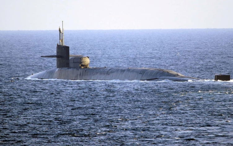 واشنطن تحذر من "انتحار اقتصادي" إذا أغلقت إيران مضيق هرمز