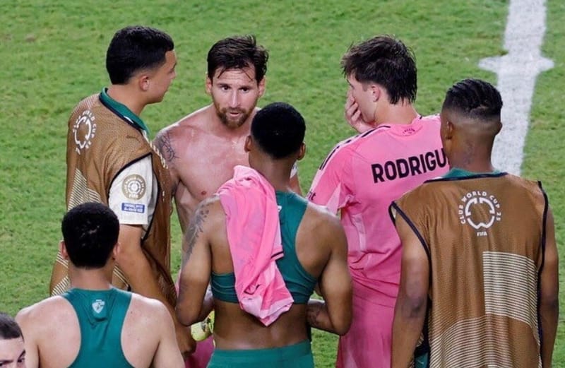 الاسطورة ميسي يتلقى طلبا غريبا من الفريق المنافس