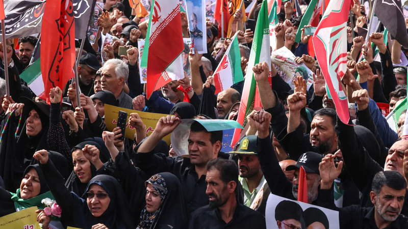 بحضور بزشكيان.. حشود ضخمة تشيع القادة الإيرانيين في طهران