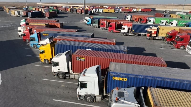 سائقو الشاحنات في أم قصر يضربون عن العمل متهمين مدير الموانئ "بالتواطؤ"