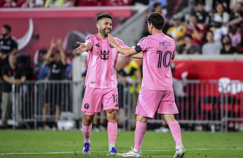 قواعد صارمة في الدوري الأمريكي تهدد ميسي وألبا بالإيقاف