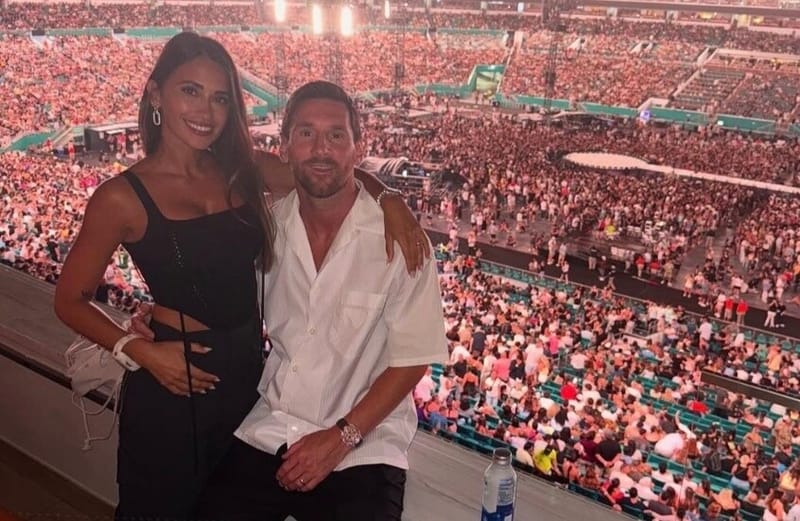 بعد أيام من "لقطة الخيانة" الشهيرة.. ميسي وأنتونيلا يلفتان الأنظار في حفل "كولد بلاي" بميامي