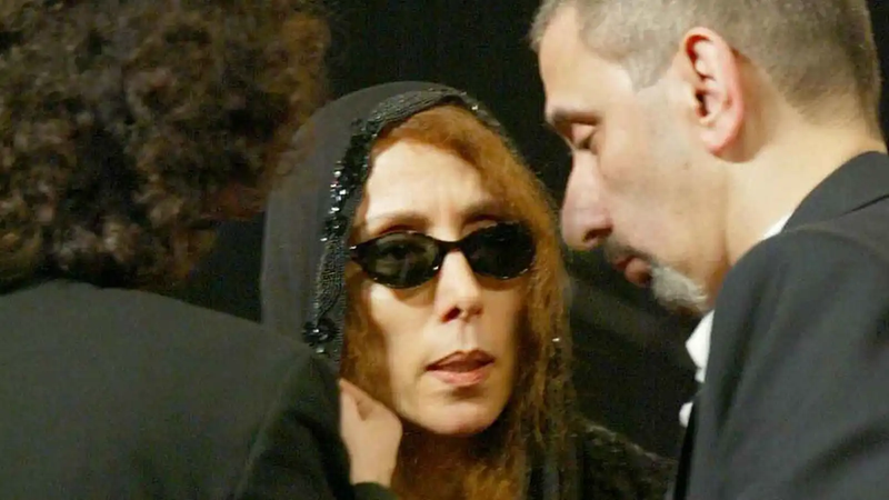 بظهور نادر.. فيروز تودع نجلها الراحل زياد الرحباني