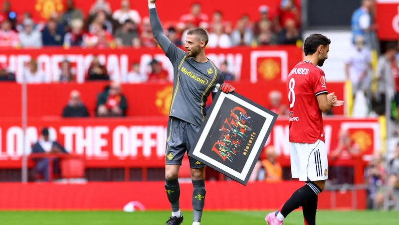 دي خيا يتلقى تحية الجماهير "النادمة".. ويونايتد يحسم لقب الكأس