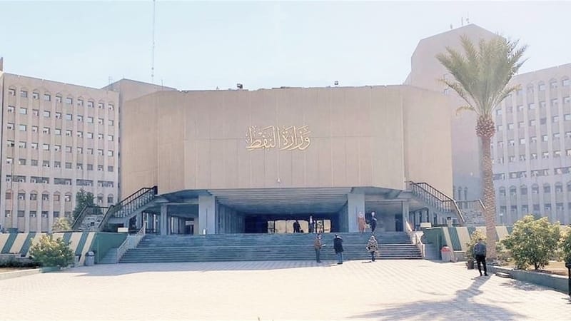 النفط توضح بشأن مشروع المنصة العائمة لاستيراد الغاز المسال