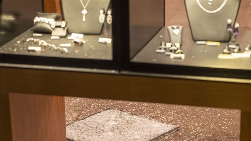 لصوص ينهبون مجوهرات بمليوني دولار في أقل من دقيقتين