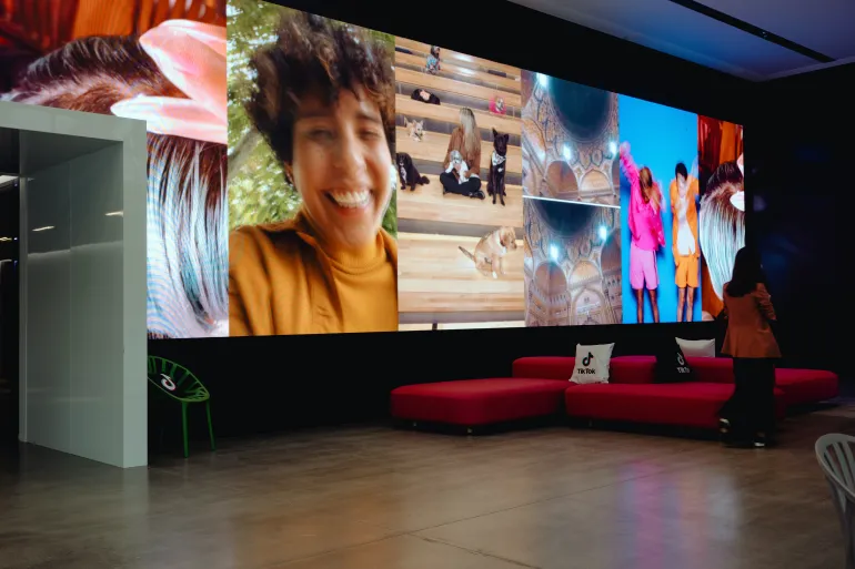 مستقبل صناعة المحتوى.. كيف تعيد الآلة تعريف الإبداع البشري؟