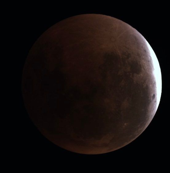 انتهاء الخسوف الكلي.. وحافة القمر خارج منطقة الظل