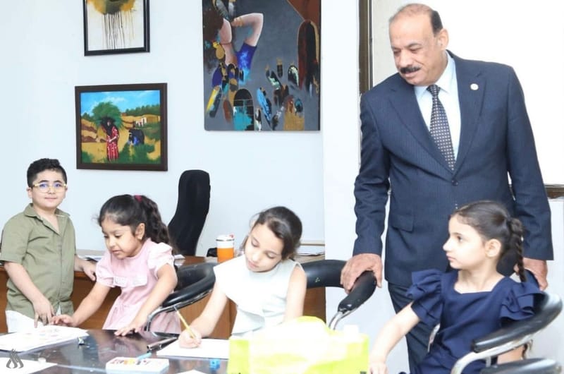 مدير دائرة الفنون يفتتح دورة لتعليم فن الرسم للأطفال