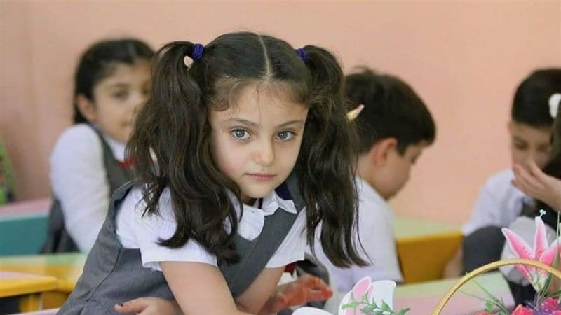 المباشرة بتوزيع الكتب بين طلبة المدارس الابتدائية والثانوية