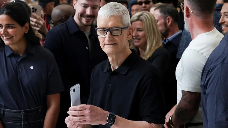 تيم كوك يدافع عن عمر بطارية آيفون إير واصفًا الهاتف بـ"الابتكار المذهل"