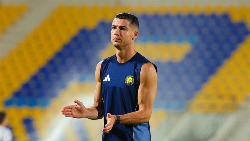 رونالدو يتسلم جائزة الحذاء الذهبي