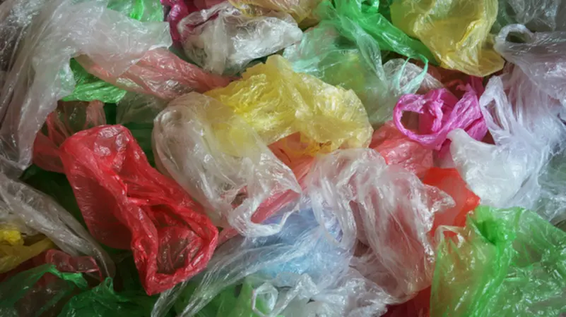 لا يخلو منها بيت.. مواد في البلاستيك خطر على الأطفال