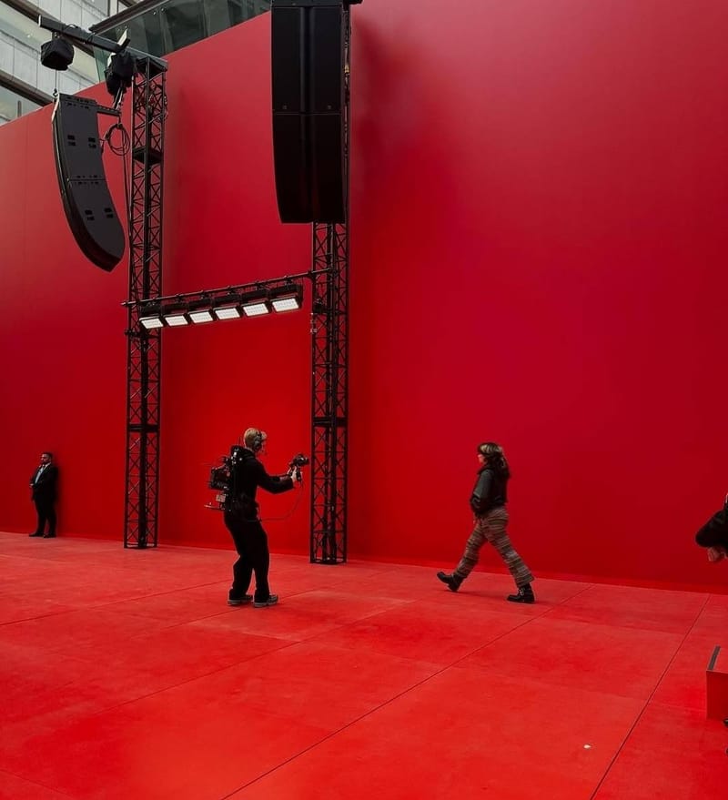 مطربة شابة تفقد وعيها وتسقط على المسرح