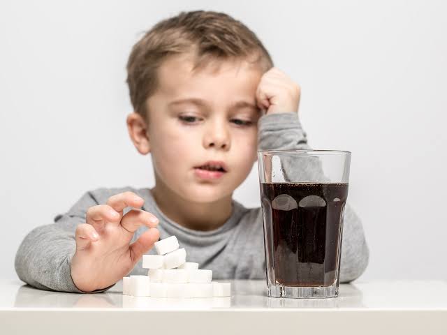 سم قاتل.. ماذا يحدث لطفلك عند تناول المشروبات الغازية؟