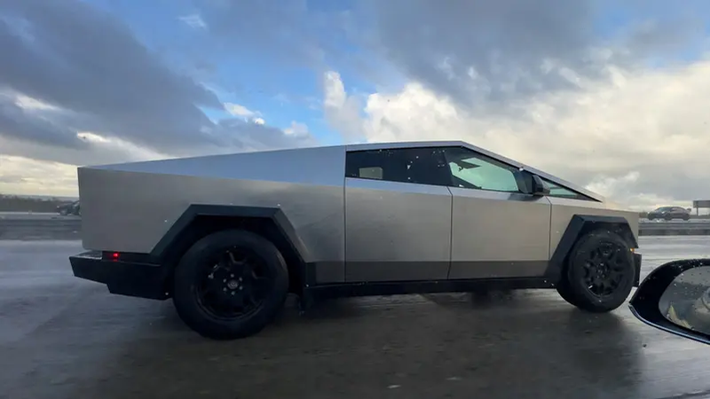 عائلة تقاضي "تسلا" لتسبب تصميم مقابض سيارة سيابرتراك في وفاة ابنتها