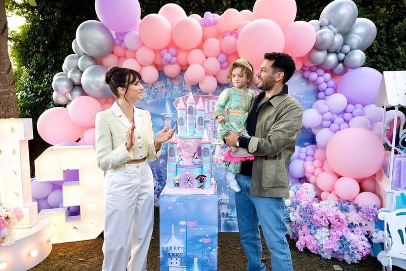 إبنة مراد يلدريم تخطف الأنظار بملامحها الجميلة وشعرها الكيرلي