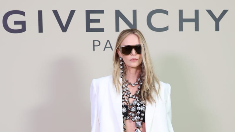 تشارليز ثيرون تستبدل قميصها بقطعة مجوهرات ضخمة في باريس