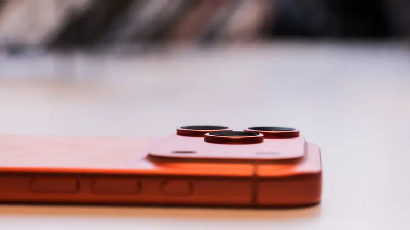 غالاكسي S26 يسير على خطى آيفون 17.. حقيقة التصميم المستوحى واللون البرتقالي المثير للجدل