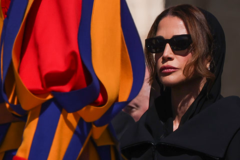 الملكة رانيا تختار الأناقة الكلاسيكية في لقاء بابا الفاتيكان