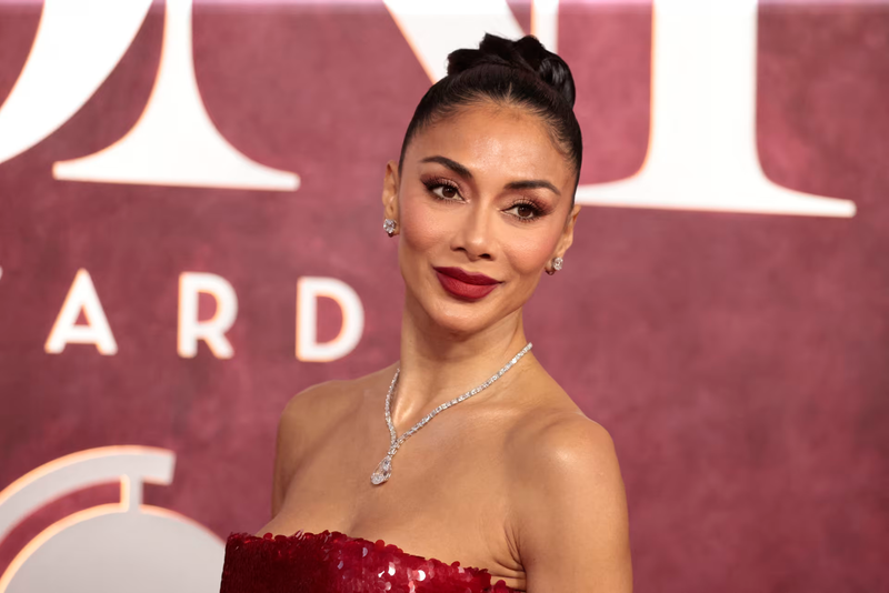 فستان ذهبي بتصميم عربي..نيكول شيرزينغر بإطلالة متألقة في نيويورك