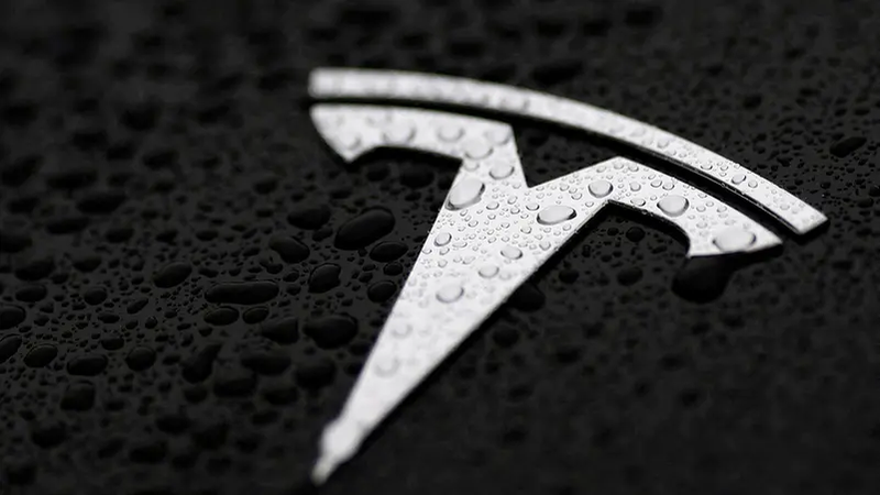 "تسلا" تُعيد طرح وضع مثير للجدل للقيادة الذاتية في وقت حرج للشركة