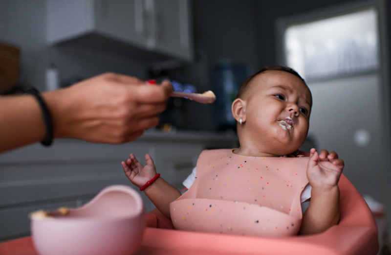 تعديل بسيط في التغذية المبكرة يحدّ من حساسية الأطفال