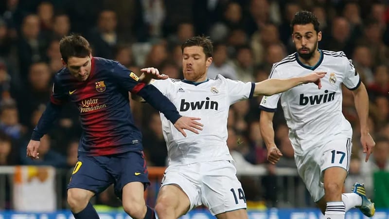 أول كلاسيكو لـ"ألونسو " مدرباً.. إليكم سجل مواجهاته ضد برشلونة عندما كان لاعباً