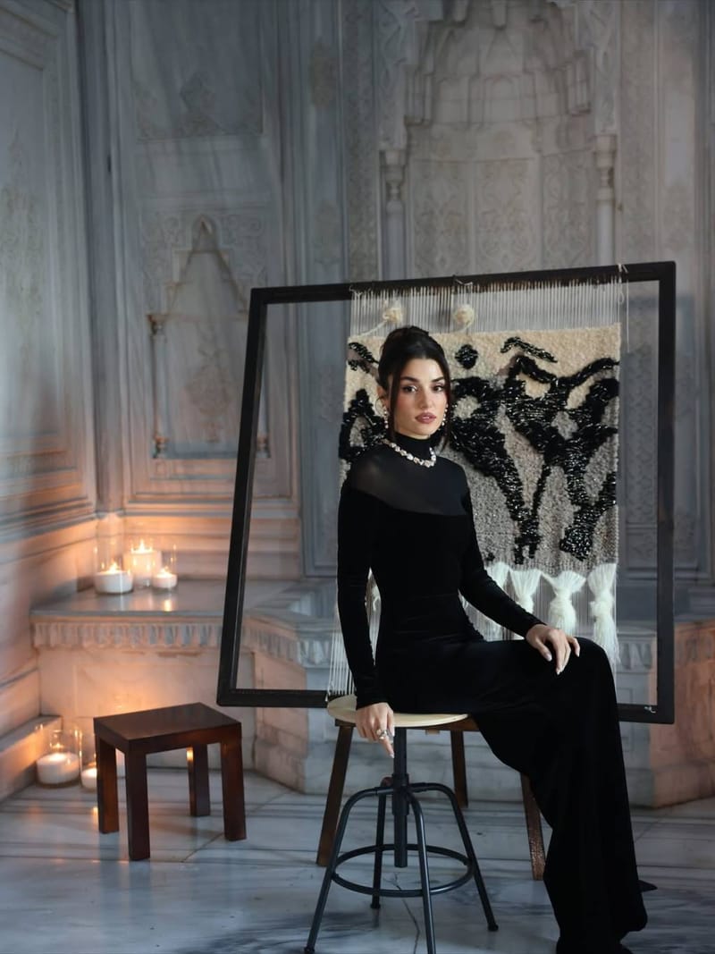 هاندا ارتشيل ساحرة بالفستان الأسود ومجوهرات Pomellato