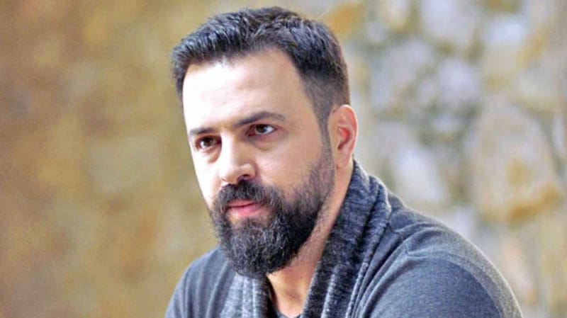 تيم حسن يثير قلق محبيه بمشد طبي في يده