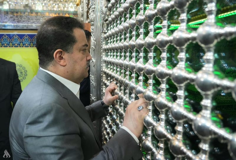 رئيس الوزراء يؤدي مراسيم الزيارة إلى ضريح الإمامين العسكريين (ع)