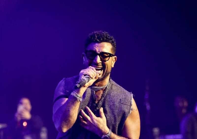 أحمد سعد يشعل ليل باريس بحفل حمل لافتة كامل العدد