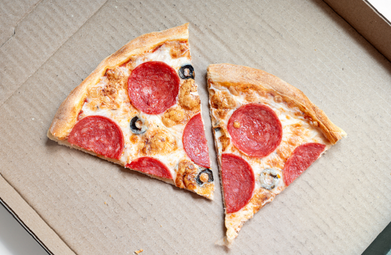 هل ستأكل البيتزا بعد هذا الفيديو "الصادم"؟