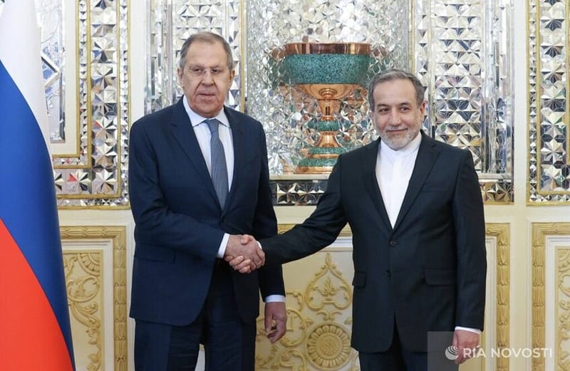 لافروف يبحث مع عراقجي العلاقات الثنائية والقضايا الإقليمية