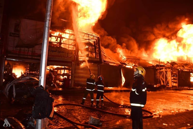 الدفاع المدني يكافح حريقاً اندلع بعدد من المحال التجارية شرقي بغداد