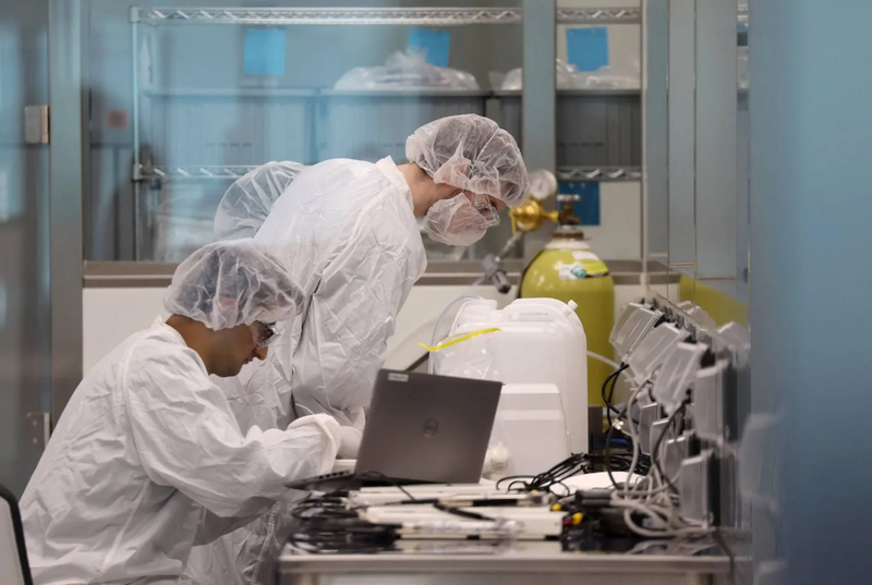 دراسة مفاجئة: السرطان يُصدر إشارات تحمي الدماغ من ألزهايمر