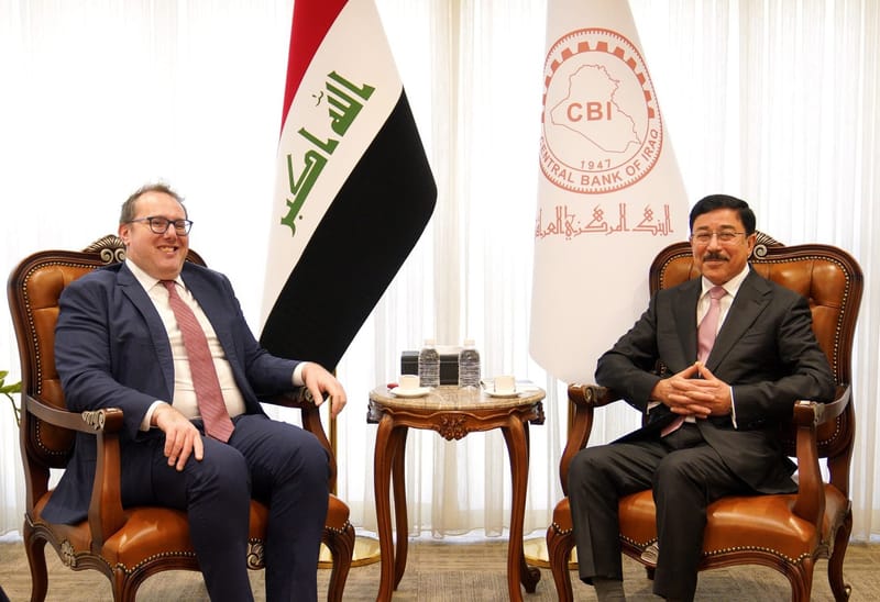محافظ البنك المركزي والقائم بالأعمال الأمريكي يؤكدان أهمية دعم الاستقرار النقدي في العراق