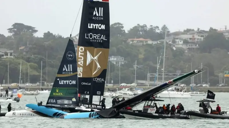نجاة متسابقين بعد اصطدام قوارب فرنسا ونيوزلندا في سباق SailGP