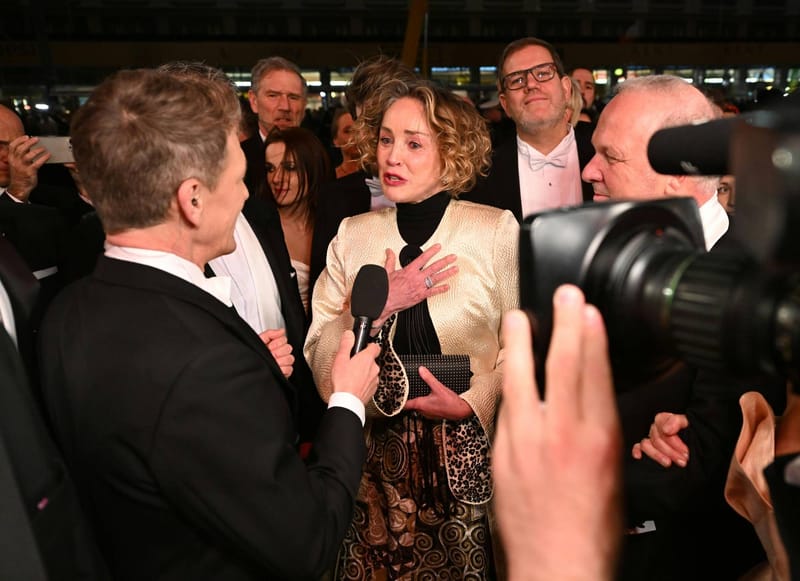 أيقونة هوليوود تبكي.. دموع شارون ستون تنهمر في حفل أوبرا فيينا