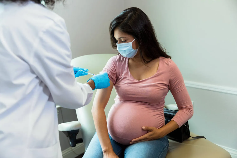 لقاح الكوفيد للحوامل لا يرتبط بمشكلات النمو العصبي لدى أطفالهن