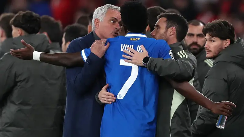 عاصفة غضب تجاه مورينيو بسبب تصريحاته عن فينيسيوس و"العنصرية"