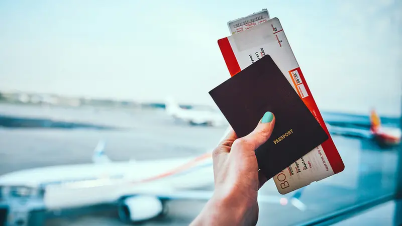 لماذا يجب إخراج حاسبك المحمول في بعض نقاط التفتيش بالمطارات؟