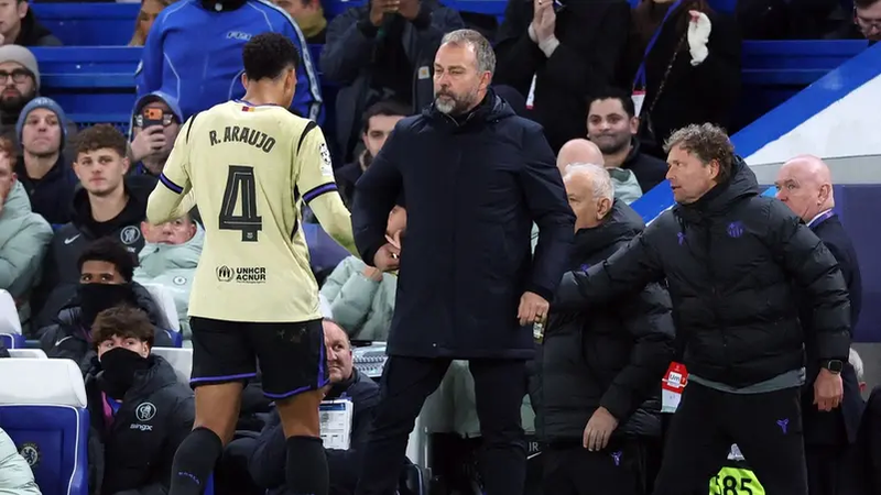 فليك يوبخ لاعبي برشلونة: لن أتراجع عن أسلوبي