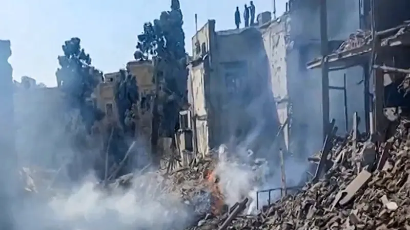 مصدر إيراني يقر.. " قادة بالحرس الثوري ومسؤولون سياسيون قتلوا"